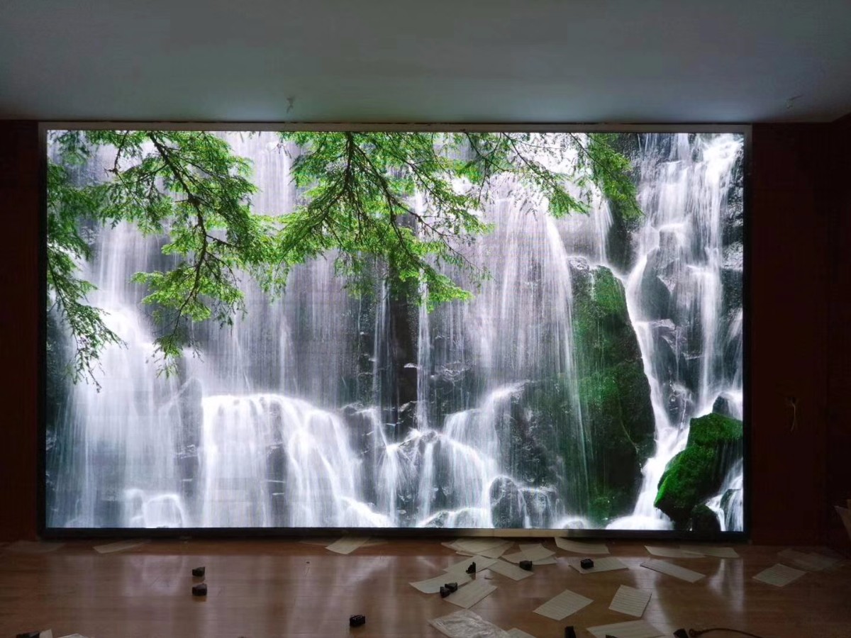 濰坊地理測繪局室內(nèi)P2.5全彩屏加班加點(diǎn)完工，等著看十九大呢